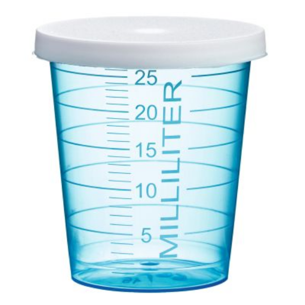Ein Medikamentenbecher auf weißen Hintergrund in blau mit weißen Deckel und Millimeter Angabe von 5 bis 25 Millimeter.png